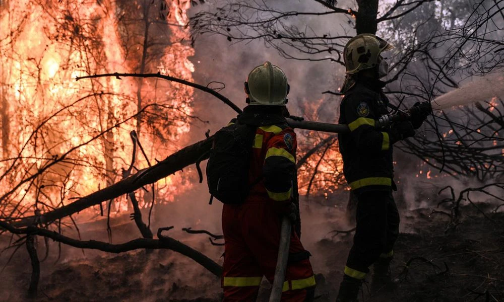 Πόσους πυροσβέστες διαθέτει η Ελλάδα; - Τα αεροπλάνα και τα οχήματα που είναι «ετοιμοπόλεμα»